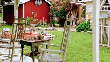 Chloe's Cottage | Courtyard view