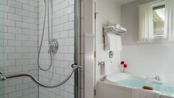 Habitación (12) | Baño | Amenidades de baño de diseñador y toallas