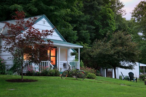 The Woodstock Inn on the Millstream