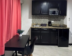 Studio, 1 Queen Bed | Living area