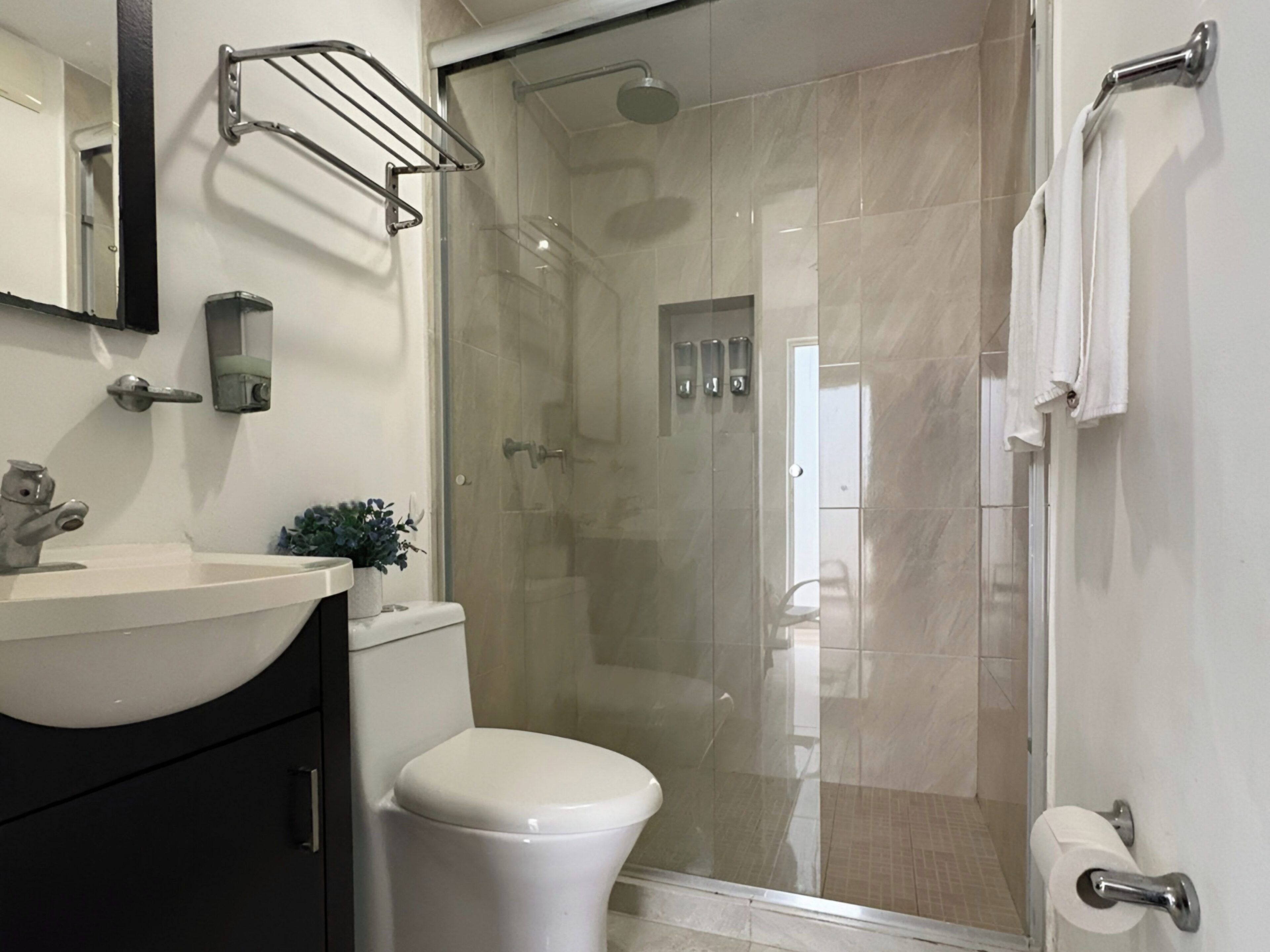 Estudio 2 | Bathroom | Shower, towels, soap, shampoo