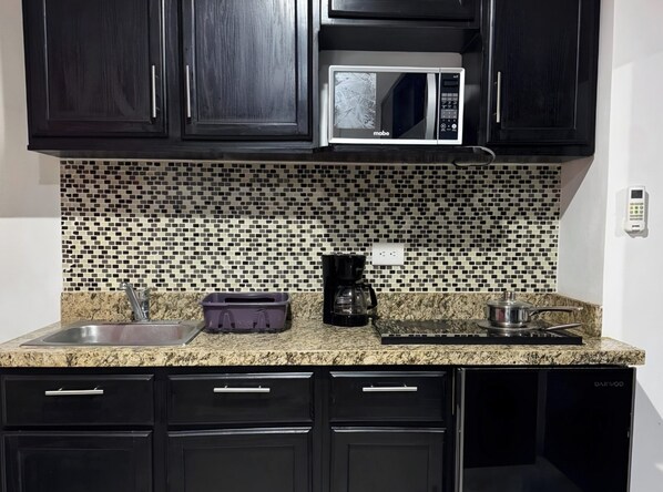 Studio, 1 Queen Bed | Private kitchen