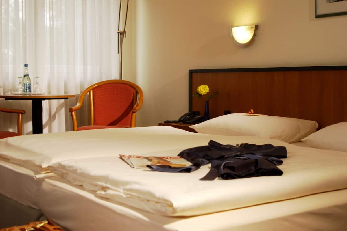 comfort double room, 1 double bed, non smoking | minibar, desk, free wifi, bed sheets