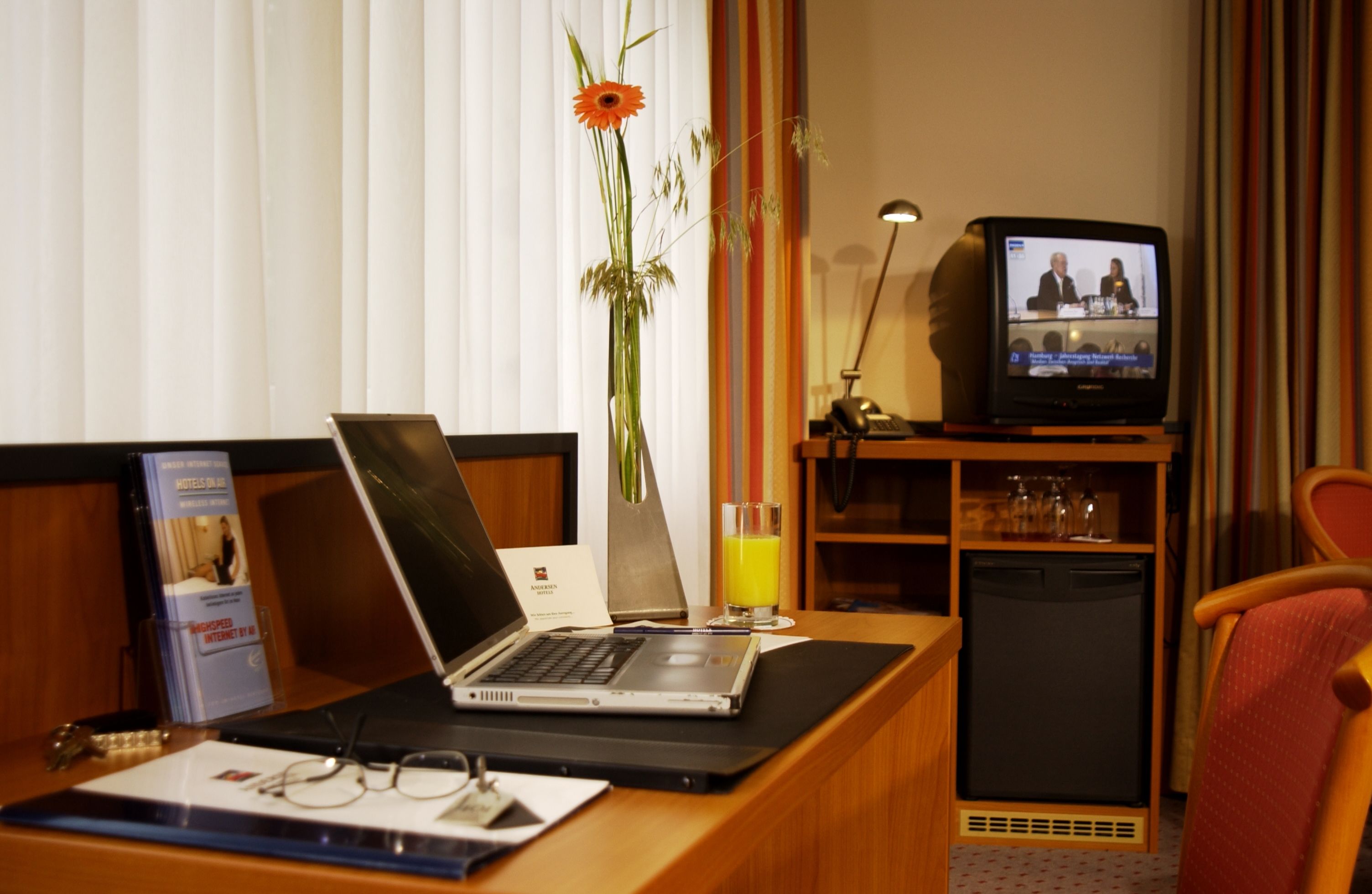 comfort single room, 1 single bed, non smoking | minibar, desk, free wifi, bed sheets