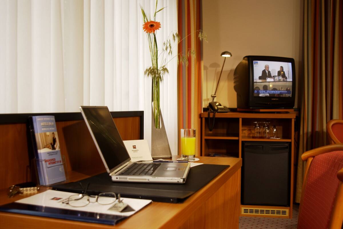 comfort single room, 1 single bed, non smoking | minibar, desk, free wifi, bed sheets