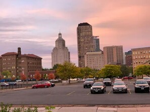 Parkplätze auf dem Gelände