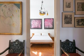 3 室のベッドルーム、デスク、アイロン / アイロン台、旅行用ベビーベッド