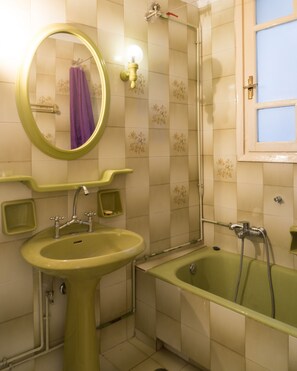 Badewanne, Haartrockner, Handtücher, Seife