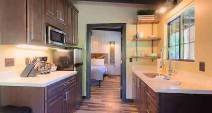Erfrischen Sie sich im Canyon / Cabin 1 mit privatem Patio und Zugang zum Creek