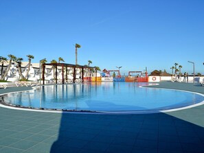Piscine chauffée, chaises longues