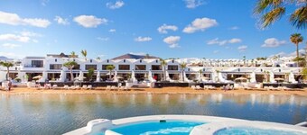 Poolside Villa No 2, on a  Beachfront Complex Free Wifi