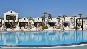 Una piscina riscaldata, lettini