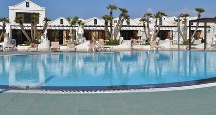 Villa junto a la piscina en el complejo de 4 estrellas frente a la playa