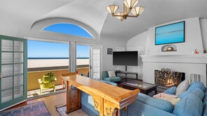 TV connectée, cheminée, lecteur de DVD, jouets