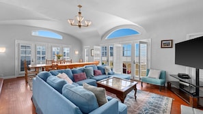 TV connectée, cheminée, lecteur de DVD, jouets