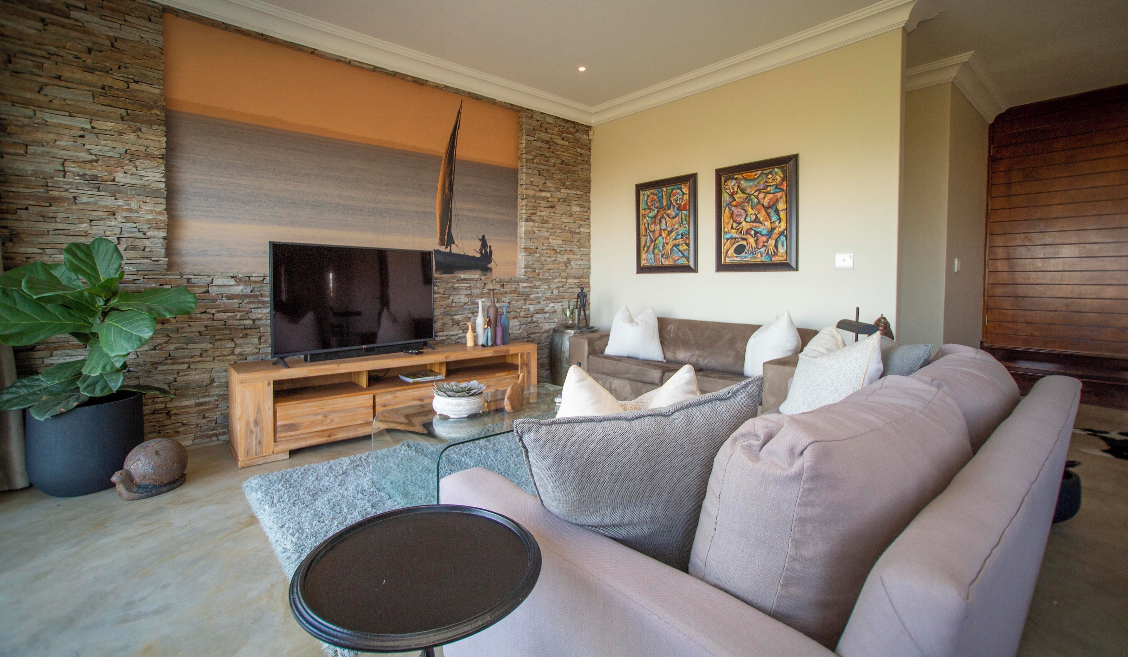 TV connectée, table de tennis de table, livres, vidéothèque