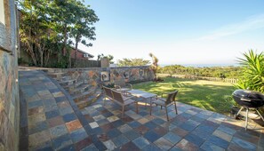 Outdoor dining - Beautiful spacious Apartment with stunning sea views and centrally located. (Durban North)