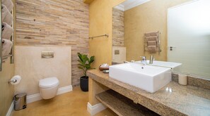 Shower, hair dryer, towels, soap - Beautiful spacious Apartment with stunning sea views and centrally located. (Durban North)