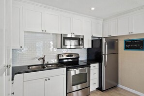 Kühlschrank, Mikrowelle, Herdplatte, Wasserkocher mit Kaffee-/Teezubehör