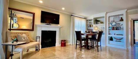 Smart TV, chimenea, reproductor de DVD, libros