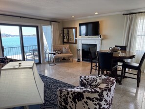 スマートテレビ、暖炉、DVD プレーヤー、書庫