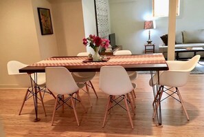 Dining - Peaceful yet close to everything & family & walk friendly & Free parking! (Seattle)