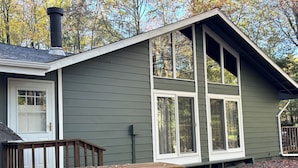 A house with a covered porch, a wooden bench, and a picnic table. - Book for Winter and Spring!  Great rates! Family and dog friendly! (Lake Harmony)