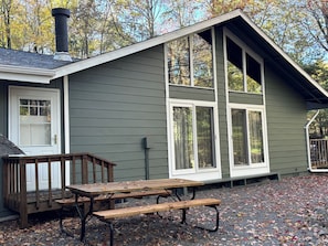 A house with a covered porch, a wooden bench, and a picnic table. - Book for Winter and Spring!  Great rates! Family and dog friendly! (Lake Harmony)