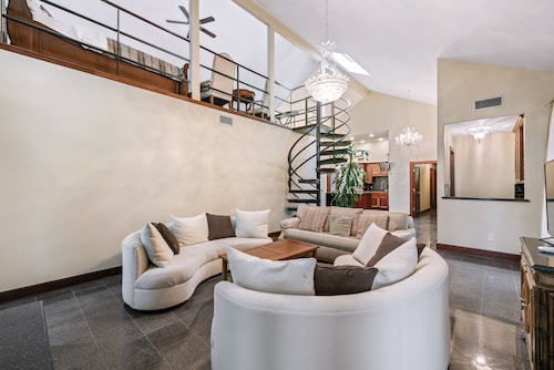 Exquisite house with loft.