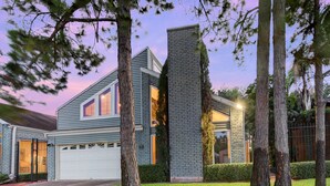 A modern two-story house with a garage, surrounded by mature trees and a well-maintained lawn. - Exquisite house with loft . Great deals for longer stays (Houston)