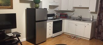 Dreams & Streams . Second dwelling with a private romantic patio and backyard. 