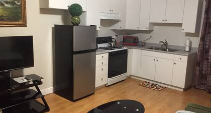 Dreams & Streams . Second dwelling with a private romantic patio and backyard.