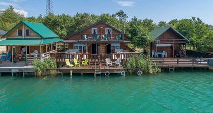 Suosittu ylellinen Hakuna Matata -huoneisto, joka sijaitsee Bojana-joella lähellä merta