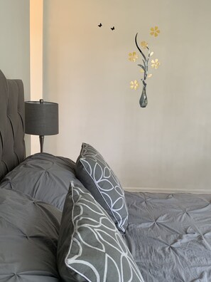 5 عدّة غرف نوم وخزنة داخل الغرفة ومكتب ومكواة/لوح كي