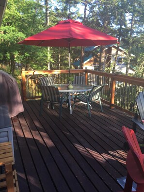 Outdoor dining - Serendipity by the sea (Galiano Island)