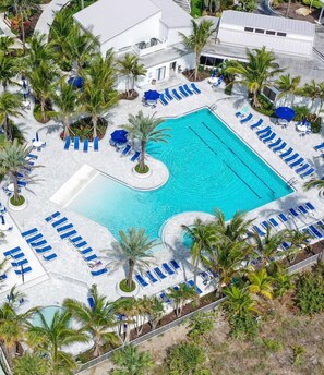 Piscina a l'aire lliure i piscina climatitzada 