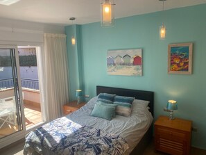 5 Schlafzimmer, Zimmersafe, Schreibtisch, Bügeleisen/Bügelbrett