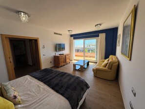 5 Schlafzimmer, Zimmersafe, Schreibtisch, Bügeleisen/Bügelbrett