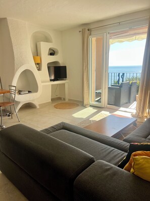 Een televisie en boeken