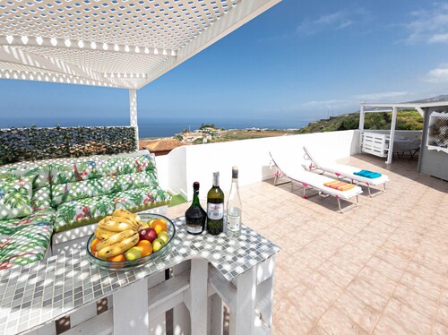 Cozy studio with breathtaking sea and Teide views, quiet neighborhood.