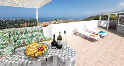 Cozy studio with breathtaking sea and Teide views, quiet neighborhood.