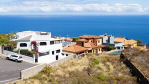A coastal residential area with houses, a road, and a view of the sea. - Cozy studio with breathtaking sea and Teide views, quiet neighborhood. (LA GUANCHA)