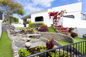 Property grounds - Cozy studio with breathtaking sea and Teide views, quiet neighborhood. (LA GUANCHA)