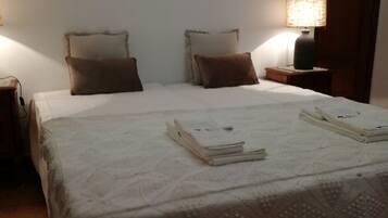 4 quartos, cofres nos quartos, escrivaninha