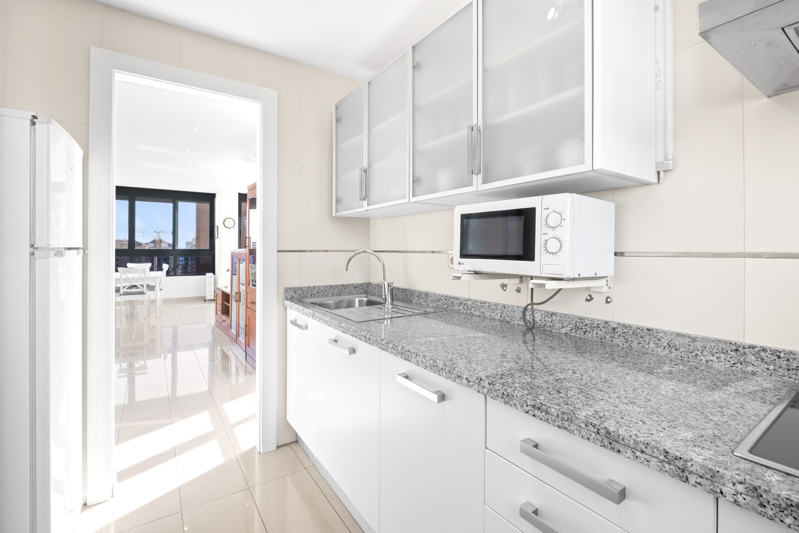 Een koelkast, een magnetron, een oven, een koffiezetapparaat/waterkoker