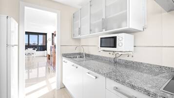 Een koelkast, een magnetron, een oven, een koffiezetapparaat/waterkoker