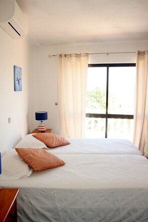 3 habitaciones, tabla de planchar con plancha, wifi y ropa de cama
