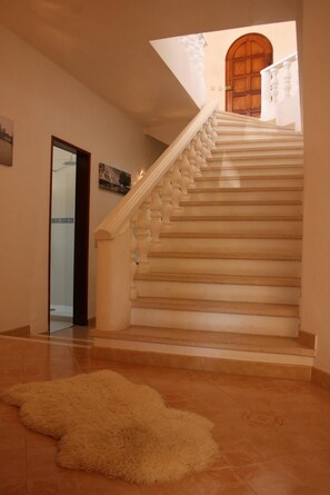 Interior - Villa in peaceful location, superb views, pool, garden, mini golf and ping pong (Picota)