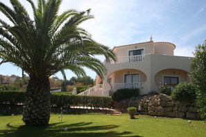 Exterior - Villa in peaceful location, superb views, pool, garden, mini golf and ping pong (Picota)