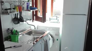 Kühlschrank, Ofen, Herdplatte, Wasserkocher mit Kaffee-/Teezubehör